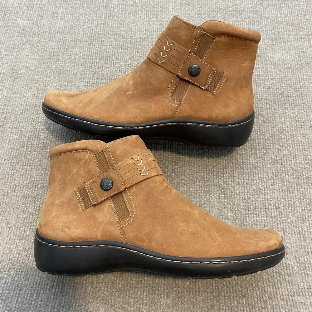 Clarks Booties Womens Size 10 Brown‎ Nubuck Ankle Wedge Zip Button Comfort